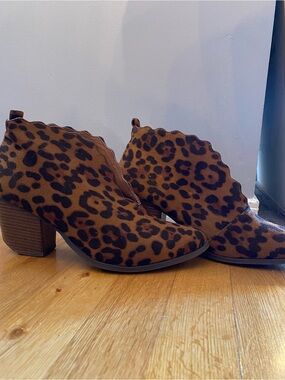 BEAST FASHION Leopard Print Scalloped Block Heel Ankle Boots - Brown/Black